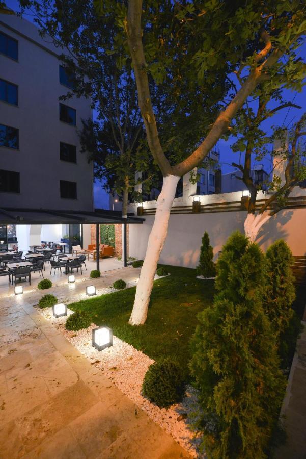 Istport Garden Hotels Arnavutkoy Exterior photo The garden of the hotel
