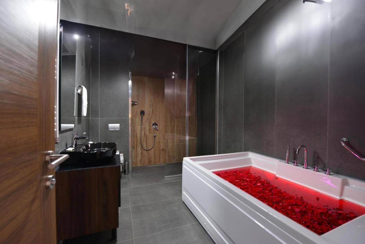 Istport Garden Hotels Arnavutkoy Exterior photo A bathroom with a shower and a bathtub
