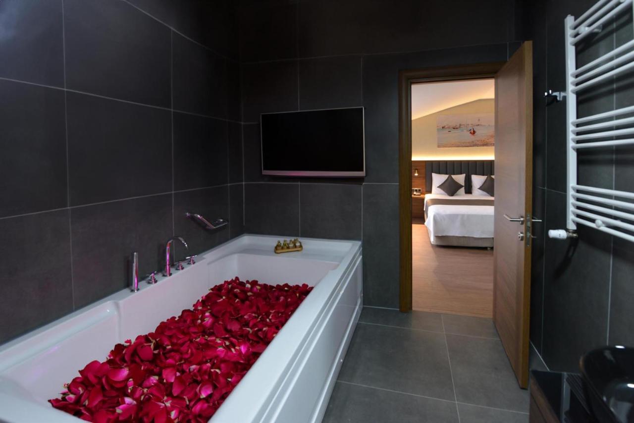 Istport Garden Hotels Arnavutkoy Exterior photo A bathroom with a television
